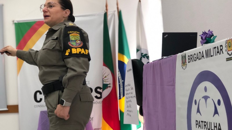 Major Vanessa Peripolli é a instrutora do curso