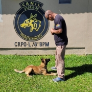 Soldado César e a cachorra Maya