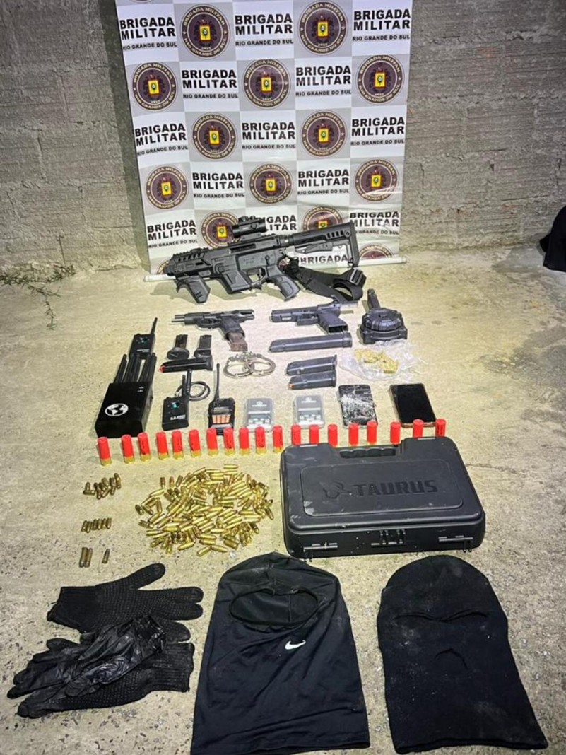 Com o trio foi apreendido um kit bélico, capaz de transformar um pistola convencional em uma submetralhadora.