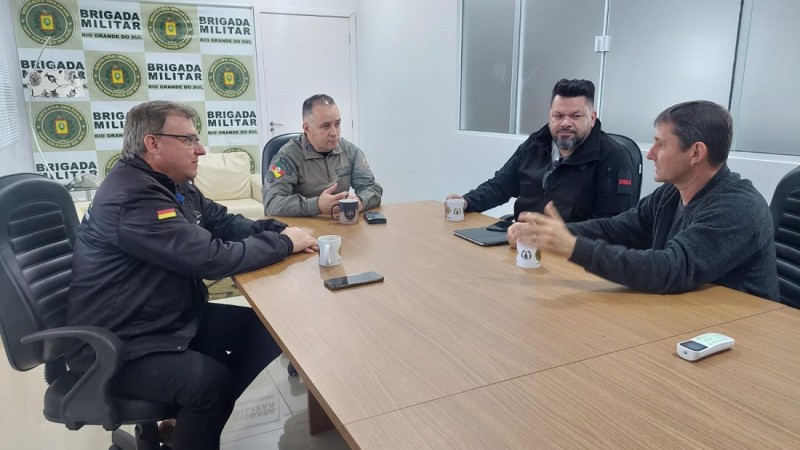 o Comandante Regional, coronel Giovani Paim Moresco recebeu a visita dos integrantes da Associação de Moradores do Bairro Linha Santa Cruz (AMORLISC).