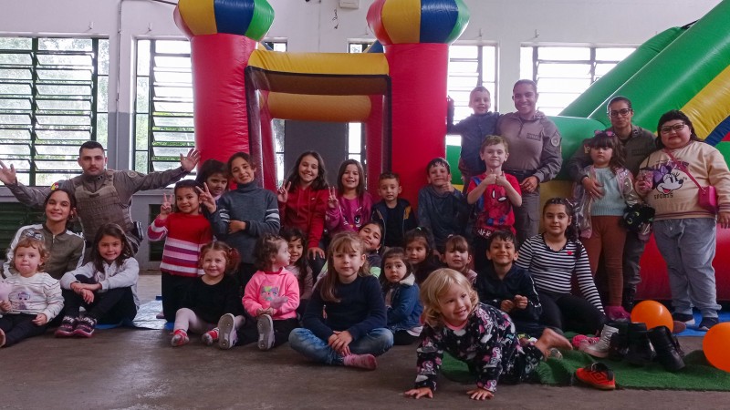 foto final de evento com todas as crianças e equipe do PROERD