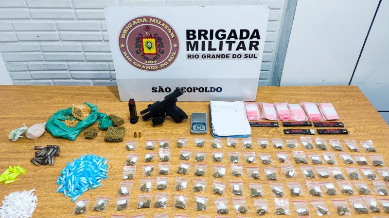 arma e drogas apreendidas pela BM