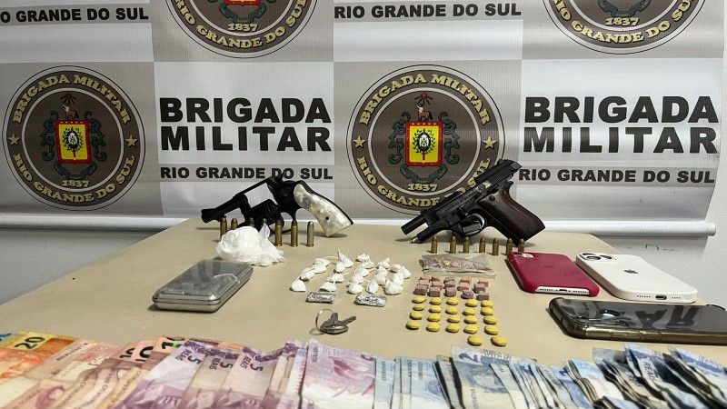 Casal preso e armas apreendidas em Tramandaí