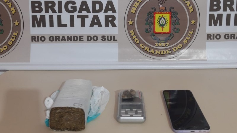 Apreendido um tablete, pesando 395 gramas, mais uma porção de cinco gramas de maconha e uma balança de precisão