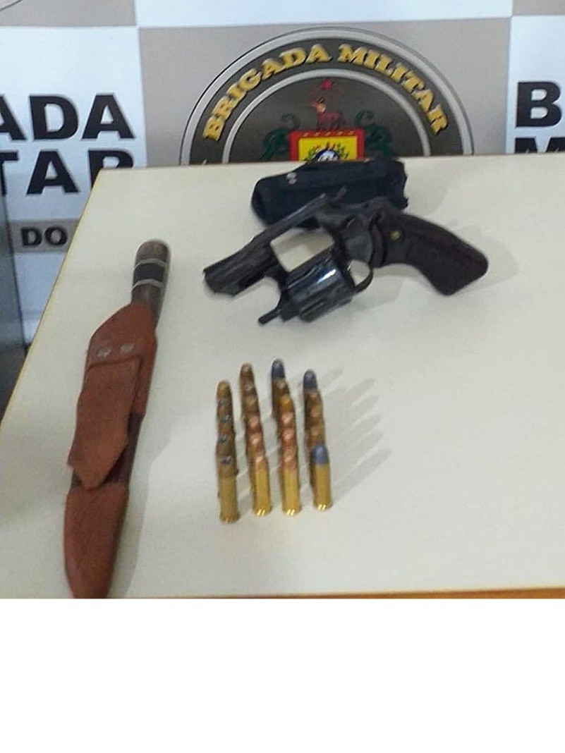 Uma arma de fogo, munições e uma faca