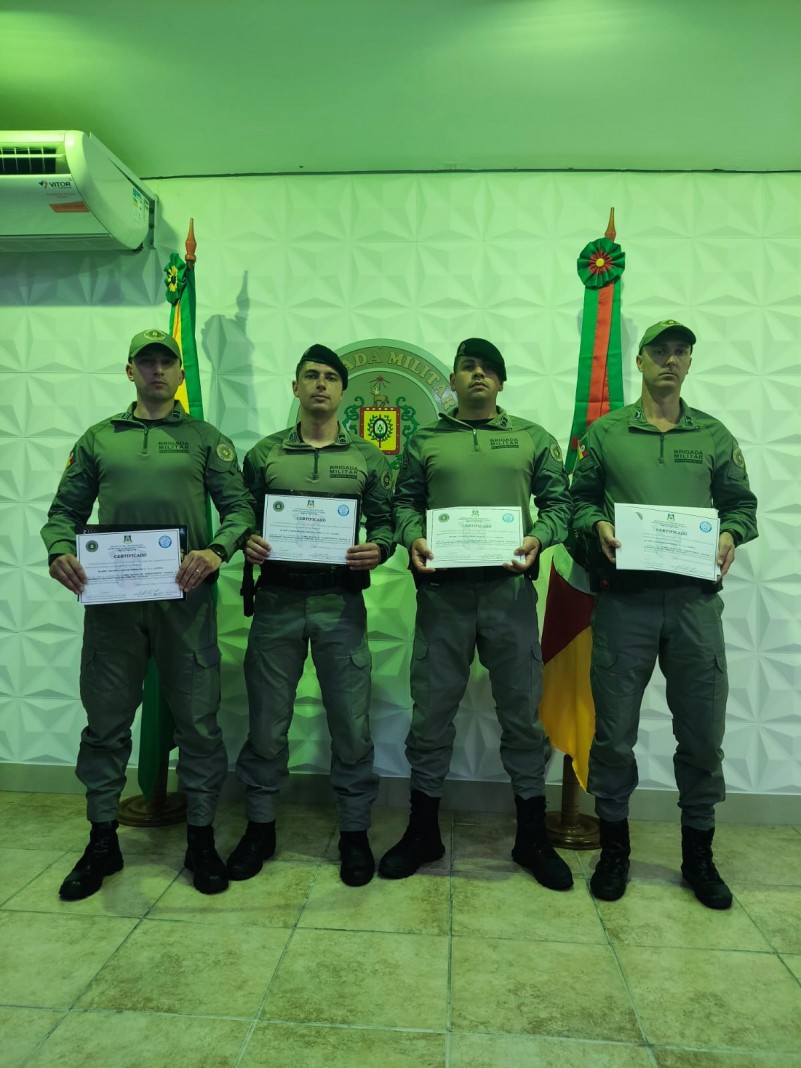 Quatro policiais militares que se formaram no curso de APH