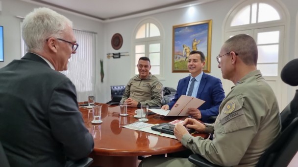 Procurador de Justiça Alexandre Saltz, entrega convite ao Comandante-Geral da BM e ao Secretário de Seg Púb