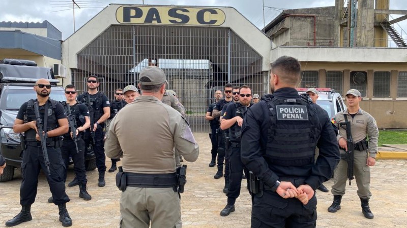 Foto mostra policiais da Polícia Penal e integrantes da Brigada Militar perfilados lado a lado em frente à Penitenciária de Alta Segurança de Charqueadas
