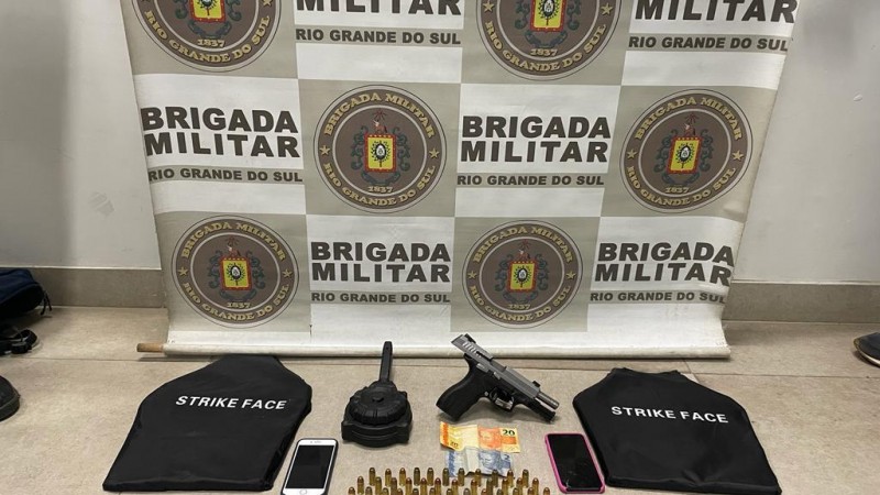 Pistola, carregador e coletes balísticos