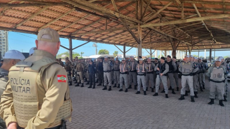 Efetivo pronto na formatura de lançamento