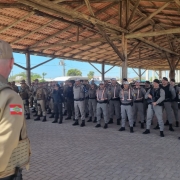 Efetivo pronto na formatura de lançamento