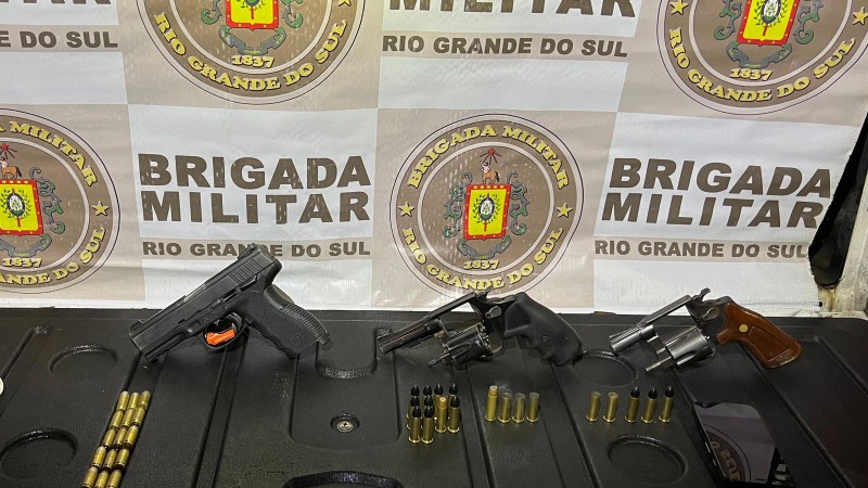 Na imagem, dois revólveres, uma pistola e munições.