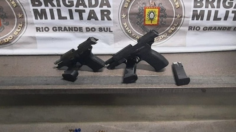 Na imagem, duas pistolas e carregadores.