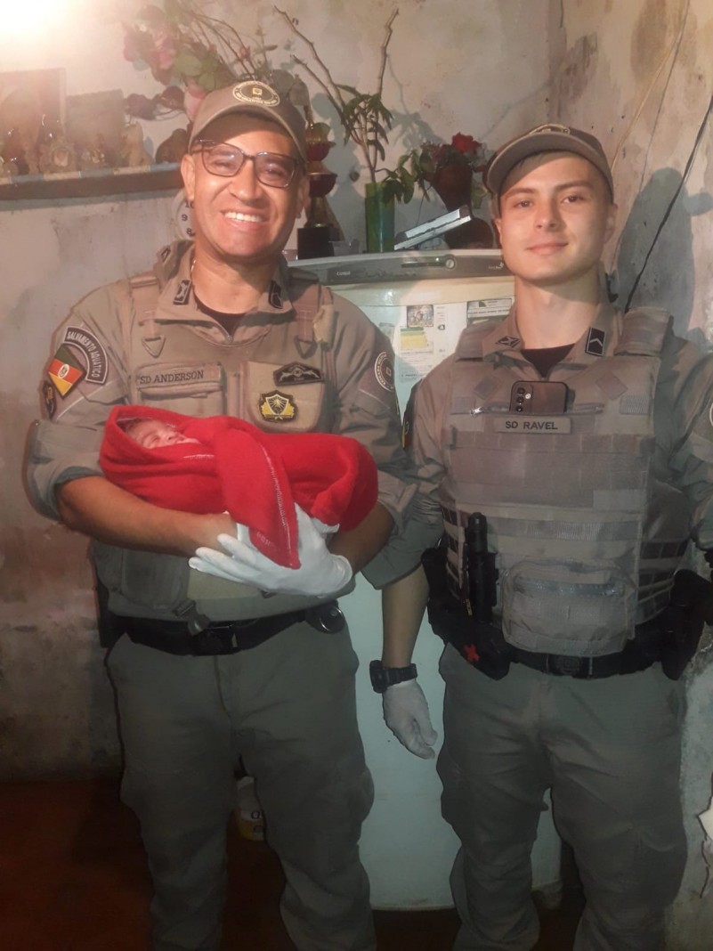 Bebe nasce com auxílio de polícias militares