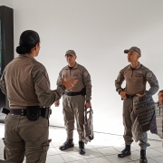 capitã Bibiana apresentando a Sala de Operações aos novos capitãoes