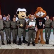   Insntrutores Proerd com o mascote Dare        