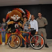 Destaque das aulas do PROERD foi agraciado com uma bicicleta