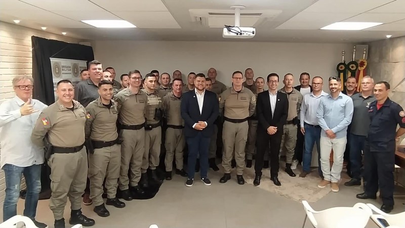 Foto com efetivo da 3º Cia do 25º BPM e autoridades
