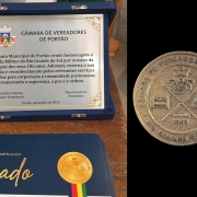 placa e moeda de homenagem recebida pela BM de Portão