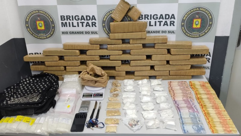 Diversos tipos de drogas fracionados e em tijolos apreendidos pela Brigada Militar 
