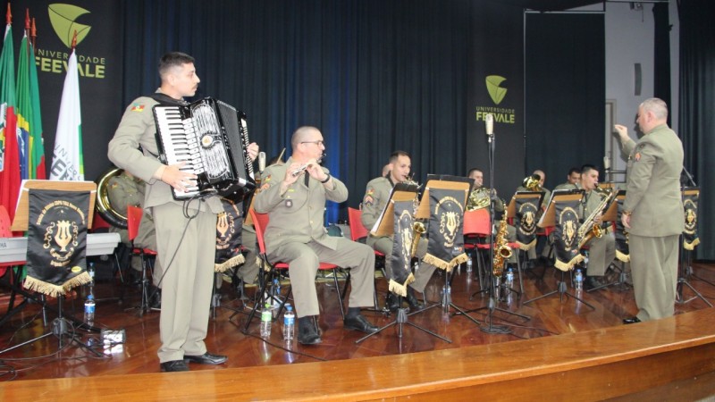 banda apresentando