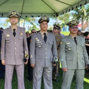 Foto mostra oficiais da Brigada Militar enfileirados abaixo de um toldo