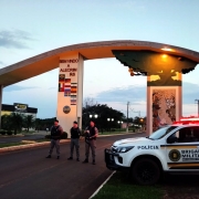 Foto mostra uma barreira policial sendo realizada em frente à entrada do município de Alecrim-RS