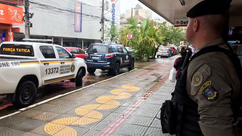 Brigada Militar apoiando receita federal em fiscalização de lojas