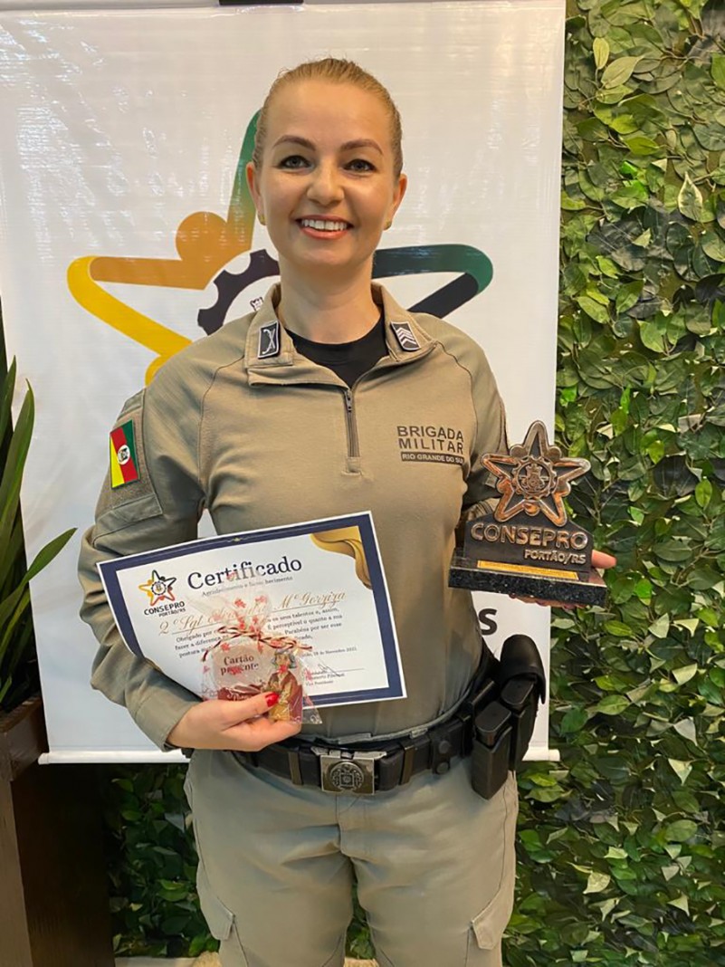 Policial militar recebendo homenagem
