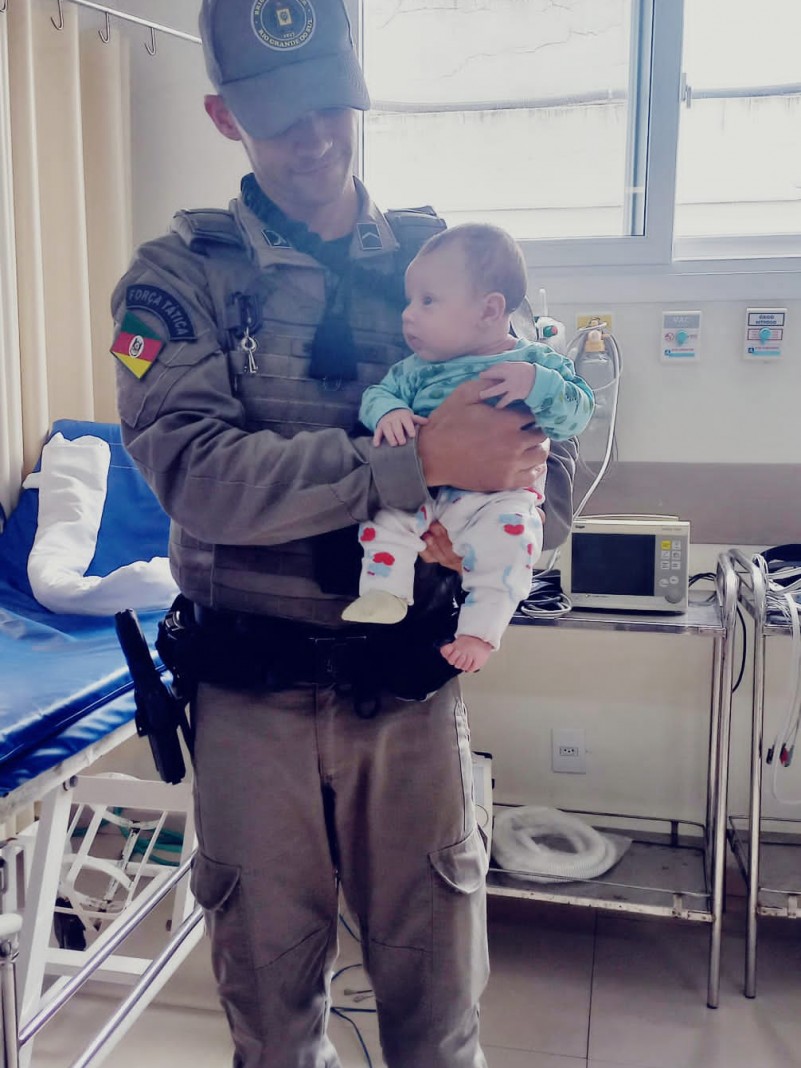 Policial Militar salva bebê de engasgamento