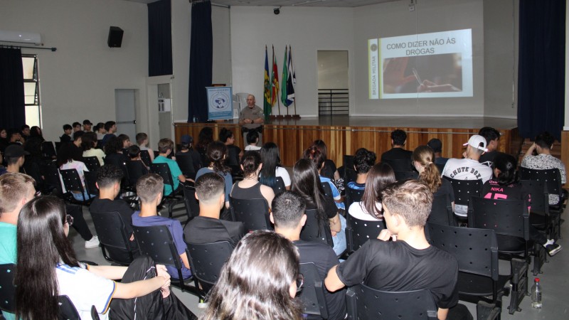 80 alunos, de quatro turmas, entre o 7º e 8º ano, participaram do encontro