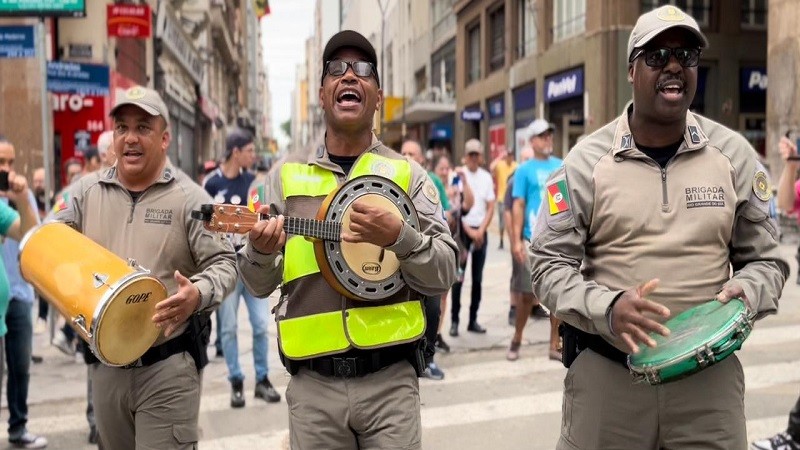 Brigada Militar grava flashmob natalino no Centro de Porto Alegre