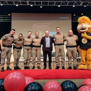 Equipe do PROERD 25º BPM em foto representante da STIHL, parceira do programa