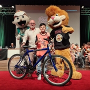 aluno sorteado,recebendo bicicleta de presente na formatura