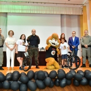alunos, autoridades com os alunos