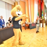 mascote, instrutor e autoridades