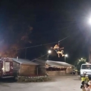 Leão Dare chegou ao evento descendo de tirolesa