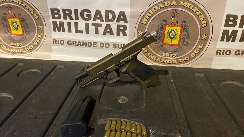 Na imagem, pistola calibre 9 milímetros com carregador e munições.