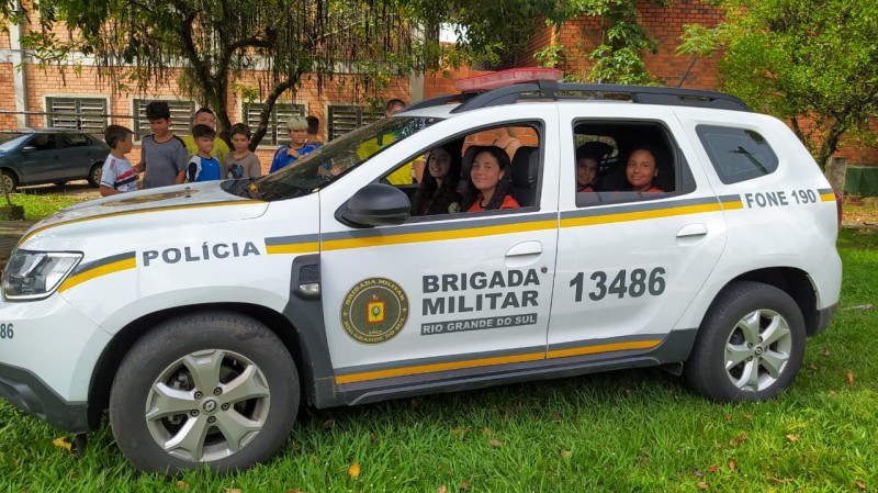 crianças conhecendo uma viatura da Brigada Militar