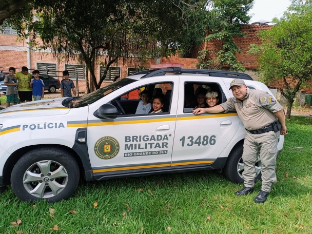 crianças conhecendo a viatura da BM