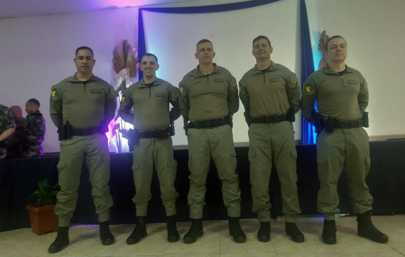 Cap Giboski em foto com comandante do 25º BPM , subcomandante do 3º BPM e capitães do 3º BPM