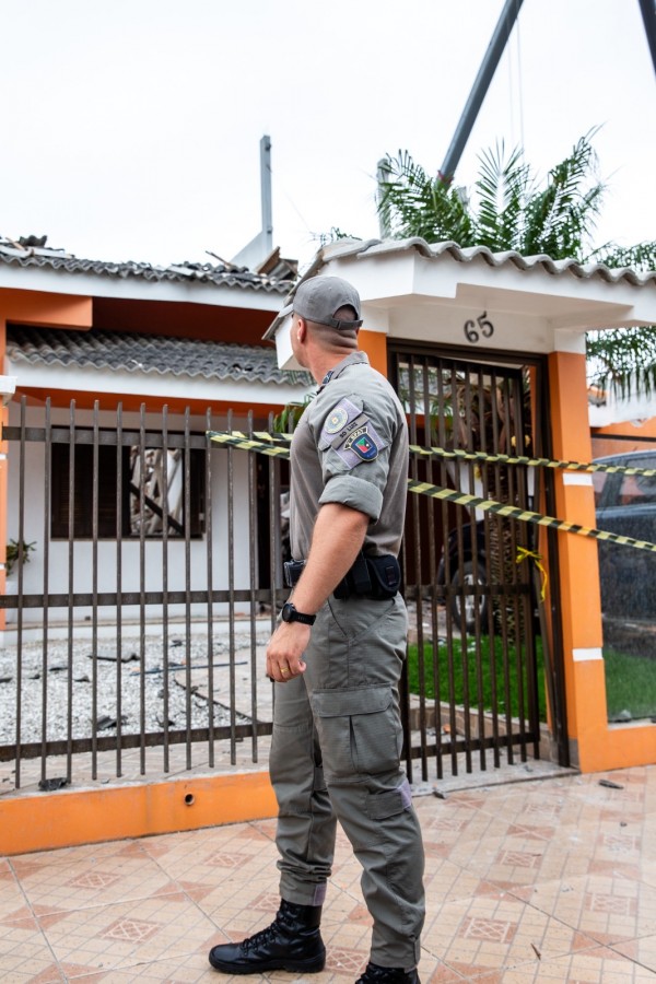 Soldado Luiz em frente a casa destruída pelos escombros
