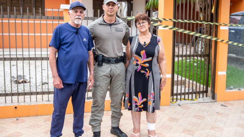 Na foto, soldado Luiz e as vítimas, Osnir e Helena.