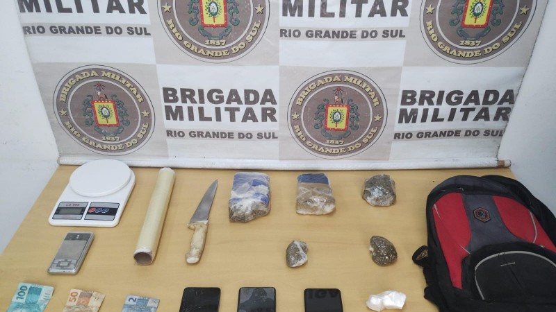 Materialidade apreendida na ocorrência. Porções de maconha, porções de cocaína, balança de precisão e quantia em dinheiro.