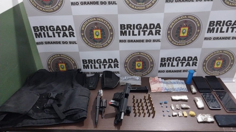 Armas de fogo, munições, capa de colete, celulares, drogas e quantia em dinheiro.