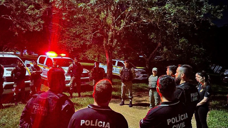 Na imagem, policiais civis e militares estão reunidos para tratar de operação policial.
