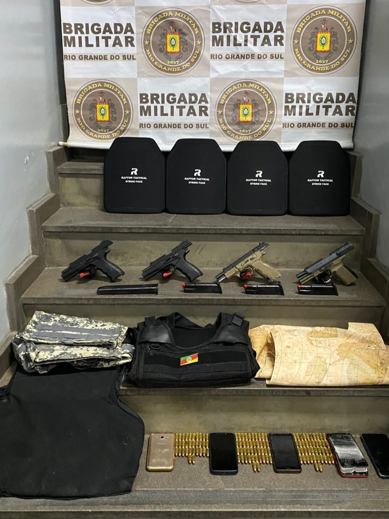 Na imagem, quatro pistolas, carregadores, munições e coletes balísticos.