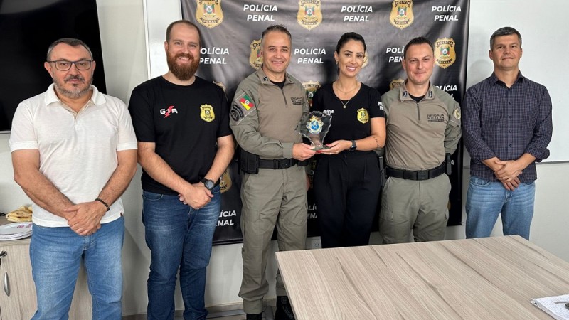 A lembrança simboliza a cooperação entre a Brigada Militar e a Polícia Penal