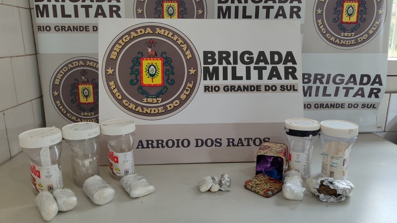 Entorpecentes em frente ao display da BM.