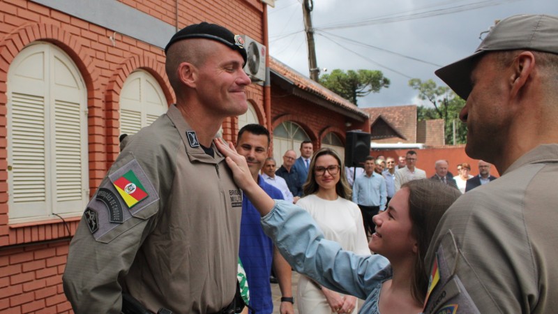 Policial Militar Israel recebendo as divisas de Sargento de sua filha Lívia